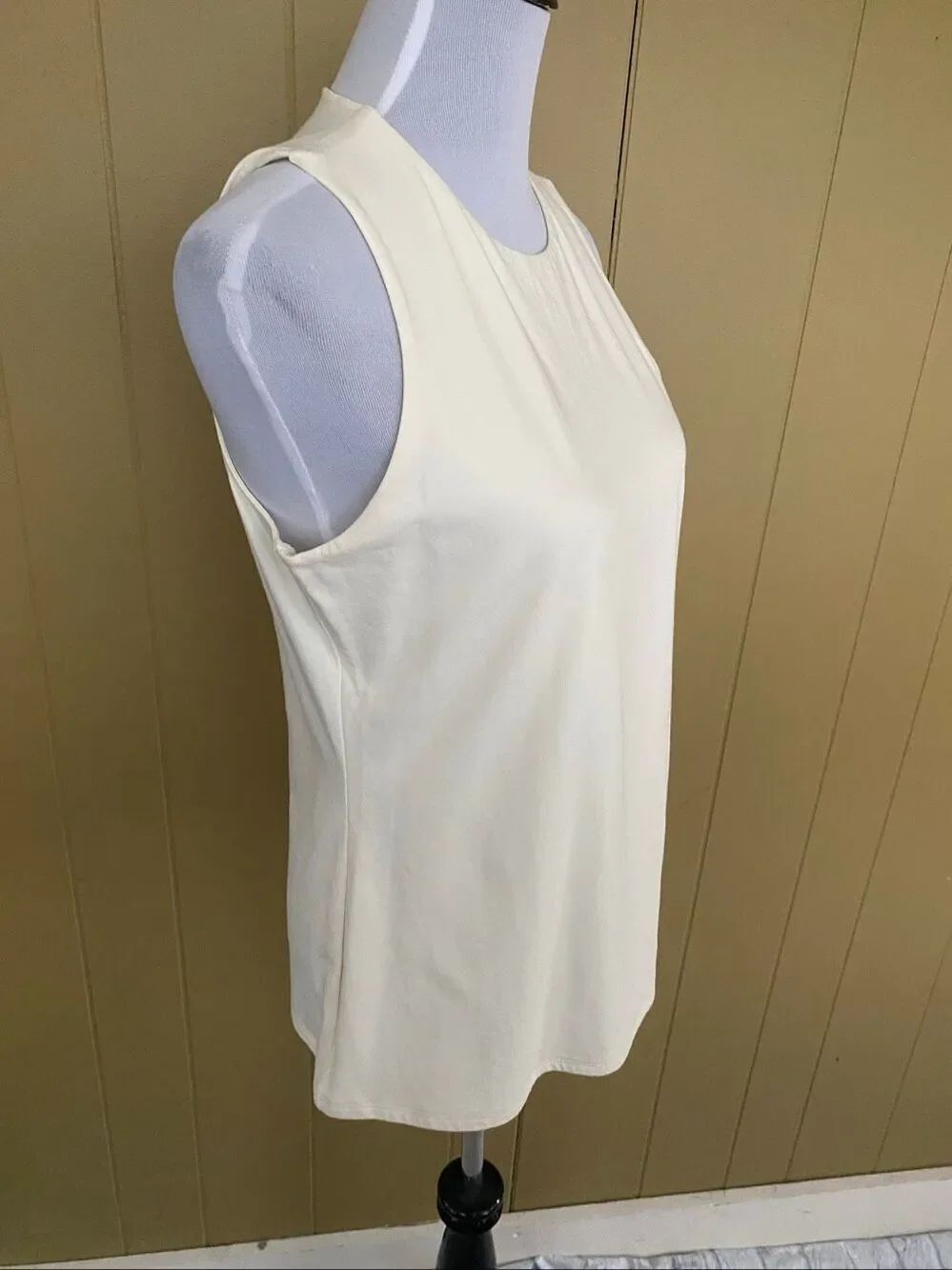 Express women L sleeveless scoopneck blouse w/back opening & button closure ivor - Picture 3 of 9